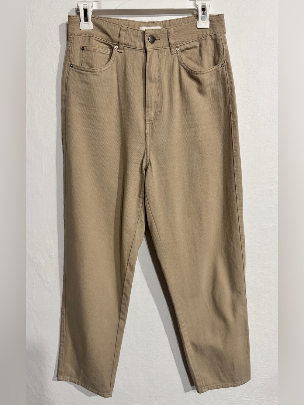 H&M Divided high-waisted beige mom jeans in a relaxed fit. Khaki Straight Fit